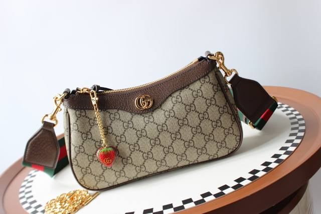 顶级原单原厂皮 Gucci新款专柜品质，顶级原单货，实物实拍，款号：735132，尺寸：25X15.5X6Cm，材质：意大利原厂牛皮配老花面料，好精致优雅的斜挎