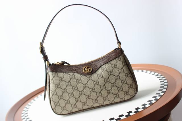 顶级原单原厂皮 Gucci新款专柜品质，顶级原单货，实物实拍，款号：735145，尺寸：25X15X6.5Cm，材质：意大利原厂牛皮配老花面料，好精致优雅的腋下