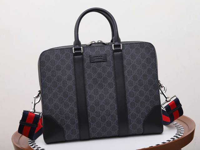 顶级原单原厂皮 Gucci新款专柜品质,顶级原单货,实物实拍,款号:474135,尺寸:36X28X7Cm,材质:意大利进口原厂正品皮!男款斜挎公文包商务包,质 顶级原单原厂皮 Gucci新款专柜品质,顶级原单货,实物实拍,款号:474135,尺寸:36X28X7Cm,材质:意大利进口原厂正品皮!男款斜挎公文包商务包,质