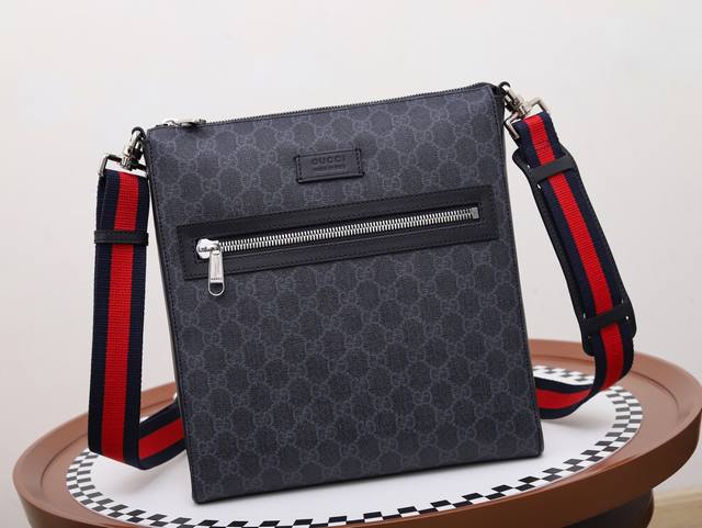 顶级原单原厂皮 Gucci新款专柜品质,顶级原单货,实物实拍,款号:474137,尺寸:27X28X5.5Cm,材质:意大利进口原厂正品皮!男款斜挎包,质量超级 顶级原单原厂皮 Gucci新款专柜品质,顶级原单货,实物实拍,款号:474137,尺寸:27X28X5.5Cm,材质:意大利进口原厂正品皮!男款斜挎包,质量超级