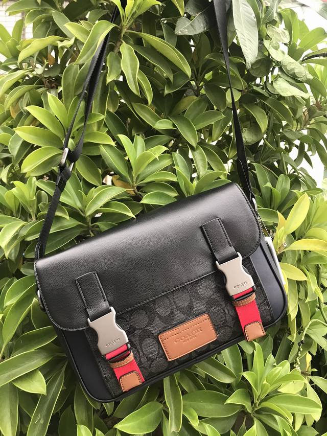 Coach 最新款单肩包 C4021 C2715 C4141 C2725 C3747 奥莱男包经典标志Track斜挎差包 多色组合,尺寸27*17*6 Coach 最新款单肩包 C4021 C2715 C4141 C2725 C3747 奥莱男包经典标志Track斜挎差包 多色组合,尺寸27*17*6
