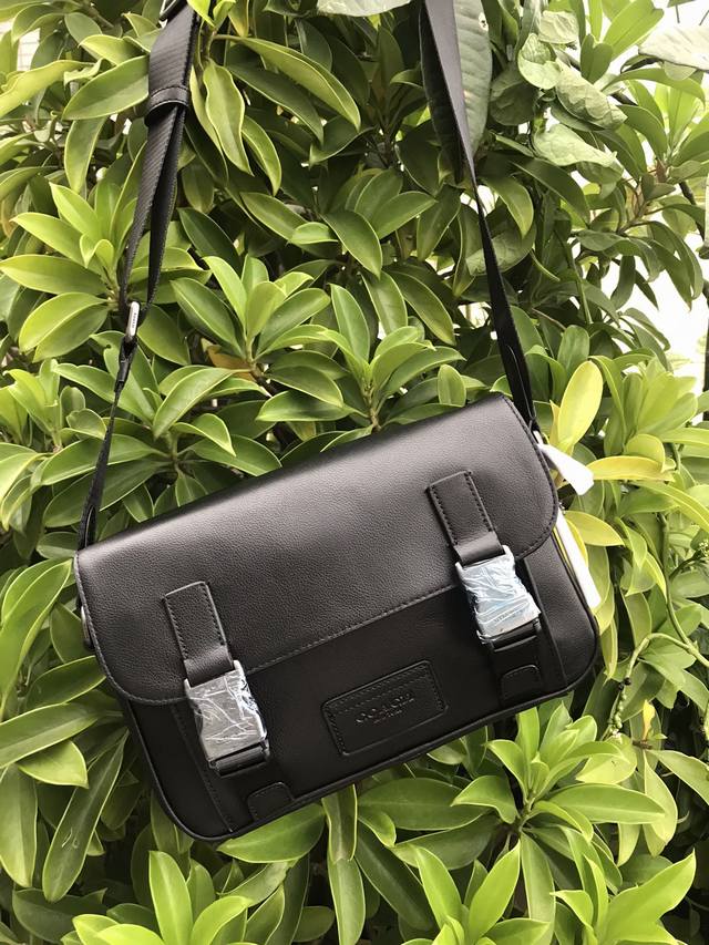 Coach 最新款单肩包 C4021 C2715 C4141 C2725 C3747 奥莱男包经典标志Track斜挎差包 多色组合,尺寸27*17*6 Coach 最新款单肩包 C4021 C2715 C4141 C2725 C3747 奥莱男包经典标志Track斜挎差包 多色组合,尺寸27*17*6