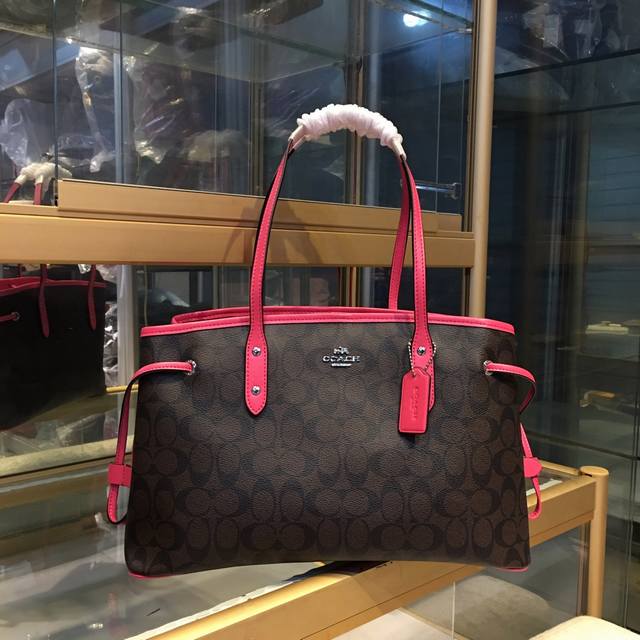 新品发售: Coach F57842 Pvc材质款抽绳款戴妃包 搭扣封口 内里有一个拉链封口隔层 容量很大 经典款式 全新的做法! 手提 单肩背都可以哦!! 百 新品发售: Coach F57842 Pvc材质款抽绳款戴妃包 搭扣封口 内里有一个拉链封口隔层 容量很大 经典款式 全新的做法! 手提 单肩背都可以哦!! 百