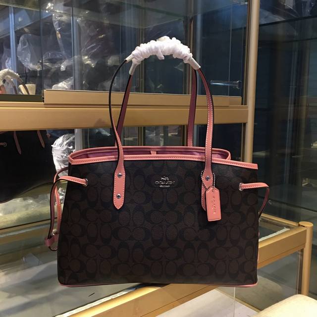 新品发售: Coach F57842 Pvc材质款抽绳款戴妃包 搭扣封口 内里有一个拉链封口隔层 容量很大 经典款式 全新的做法! 手提 单肩背都可以哦!! 百 新品发售: Coach F57842 Pvc材质款抽绳款戴妃包 搭扣封口 内里有一个拉链封口隔层 容量很大 经典款式 全新的做法! 手提 单肩背都可以哦!! 百