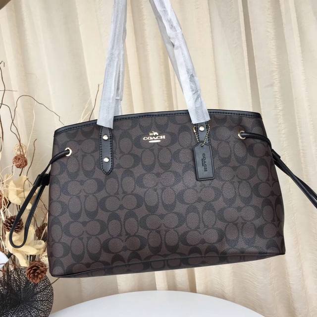 Coach F57842 Pvc材质款抽绳款戴妃包 搭扣封口 内里有一个拉链封口隔层 容量很大 经典款式 全新的做法! 手提 单肩背都可以哦!! 百搭款!尺寸: Coach F57842 Pvc材质款抽绳款戴妃包 搭扣封口 内里有一个拉链封口隔层 容量很大 经典款式 全新的做法! 手提 单肩背都可以哦!! 百搭款!尺寸: