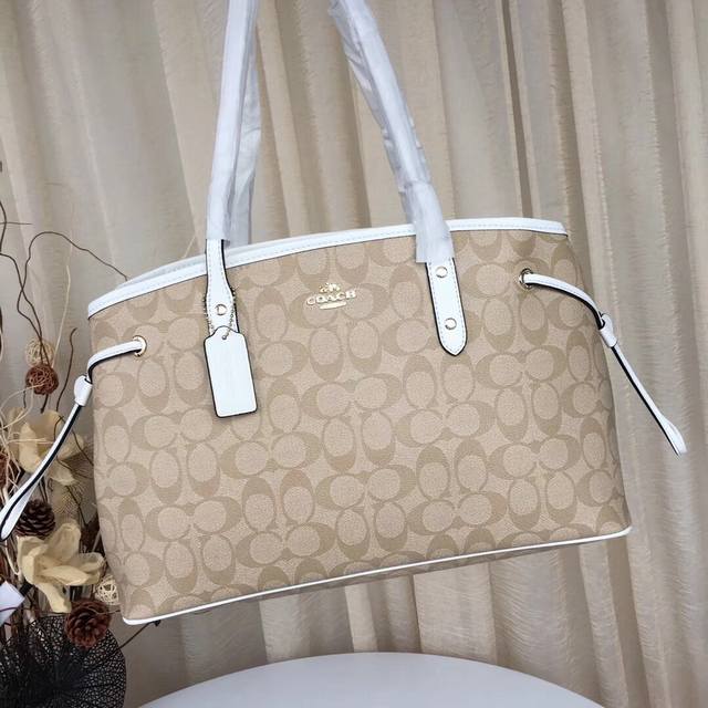 Coach F57842 Pvc材质款抽绳款戴妃包 搭扣封口 内里有一个拉链封口隔层 容量很大 经典款式 全新的做法! 手提 单肩背都可以哦!! 百搭款!尺寸: Coach F57842 Pvc材质款抽绳款戴妃包 搭扣封口 内里有一个拉链封口隔层 容量很大 经典款式 全新的做法! 手提 单肩背都可以哦!! 百搭款!尺寸: