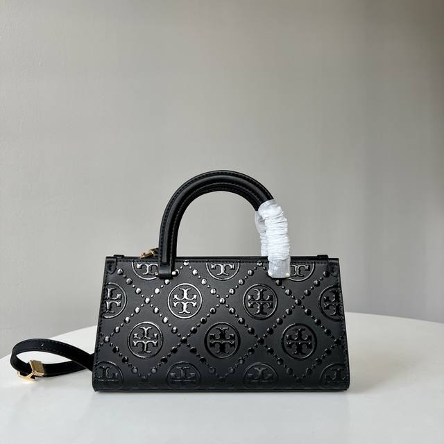 编号Y021 Tb新款、经典 T Monogram图案，搭配撞色压花皮革。魅力隽永又风格独具。 T Monogram 小号长方形托特包，包身正反两面的撞色设计，