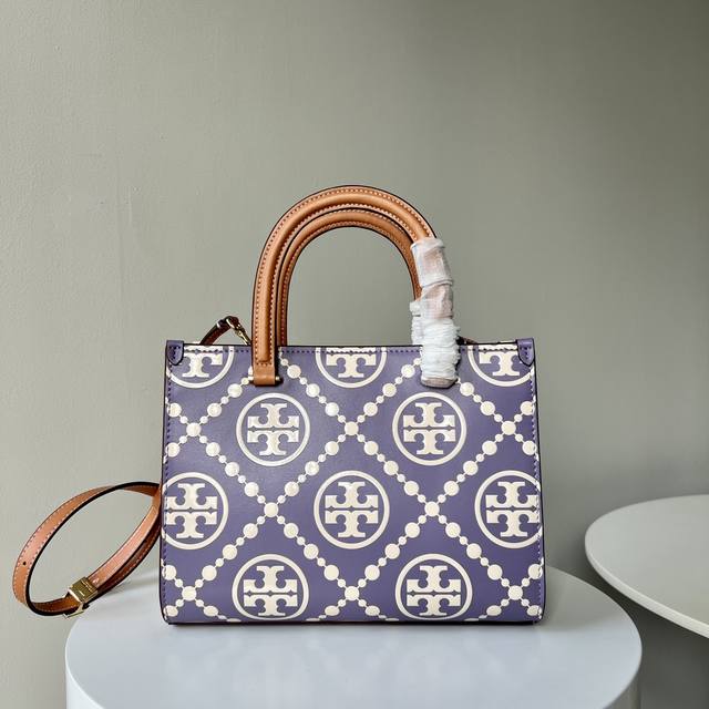 Tb新款、经典T Monogram 图案，搭配压花皮革。魅力隽永又风格独具。T Monogram 手提托特包，配有可拆卸斜挎背带。更以柔软纤细的绒面皮革打造包袋