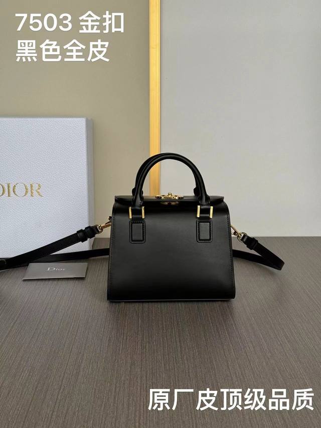 顶级专柜老鼠狠货迪奥手提斜挎包最新全牛皮系列Dior的简约美学，集中体现了Dior对优雅和美丽的深刻洞见。采用进口头层黑色牛皮革精心制作，时髦典雅的设计经久不衰
