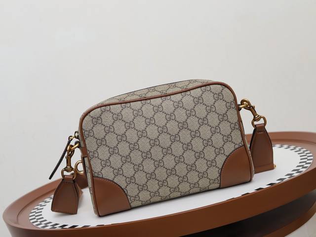 顶级原单原厂皮 Gucci新款专柜品质,顶级原单货,实物实拍,款号:821155,尺寸:23X16.5X8Cm,材质,头层原厂牛皮配啡色双G面料,2025年新款 顶级原单原厂皮 Gucci新款专柜品质,顶级原单货,实物实拍,款号:821155,尺寸:23X16.5X8Cm,材质,头层原厂牛皮配啡色双G面料,2025年新款