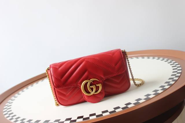 意大利原厂皮 新款专柜品质,顶级原单货,实物实拍,款号:476433,尺寸:16.5X10X5,材质,顶级头层牛皮,装饰极具辨识性的Gg细节,是双G相连最经典的 意大利原厂皮 新款专柜品质,顶级原单货,实物实拍,款号:476433,尺寸:16.5X10X5,材质,顶级头层牛皮,装饰极具辨识性的Gg细节,是双G相连最经典的