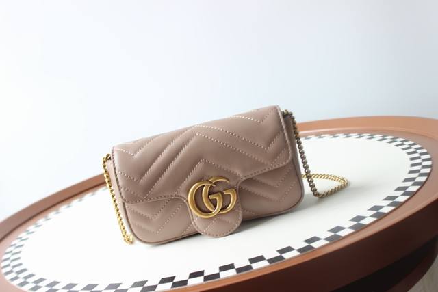 意大利原厂皮 新款专柜品质，顶级原单货，实物实拍，款号：476433，尺寸：16.5X10X5，材质，顶级头层牛皮，装饰极具辨识性的Gg细节，是双G相连最经典的