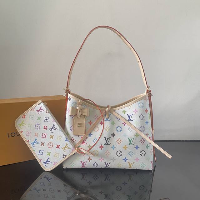 顶级原单M13661 本款 Carryall 小号手袋出自路易威登 X 村上隆再版系列，为 Monogram 涂层帆布巧妙融入日本艺术家的明丽色调。牛皮革饰边勾