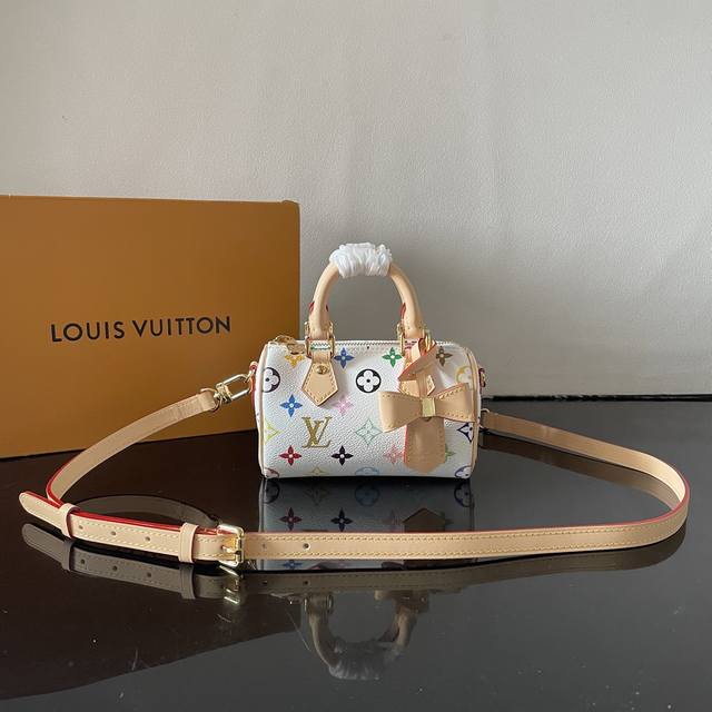 顶级原单M13391 M13406 本款 Nano Speedy 手袋选用 Monogram 涂层帆布和牛皮革饰边塑造玲珑构型，以明丽色彩演绎路易威登 X 村上