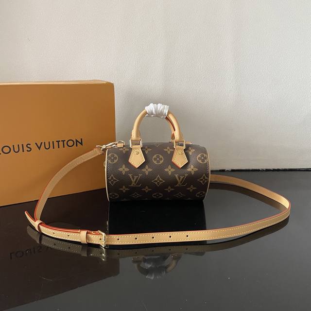 顶级原单M13226 本款 Nano Speedy 手袋选用品牌经典 Monogram Empreinte 皮革裁出摩登紧凑构型，并以柔美色调烘托耀目金属件。可