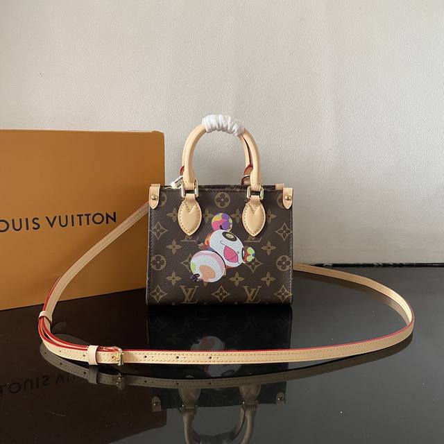 顶级原单M13668 路易威登 X 村上隆再版系列以玩味笔触演绎 Onthego 手袋的玲珑版本。Monogram 帆布与牛皮革奠定品牌经典格调，村上隆笔下灵动