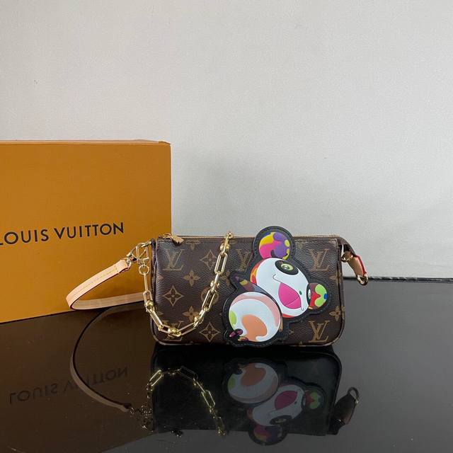 顶级原单M13440 本款 Pochette Accessoires 手袋取材 Monogram 涂层帆布，为路易威登 X 村上隆再版系列注入活泼个性。艺术家笔