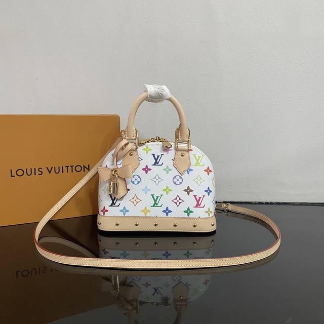 顶级原单M13078 本款 Alma Bb 手袋洋溢路易威登 X 村上隆合作系列的欢欣格调，巧妙回溯 1930 年代的装饰艺术风格设计。Monogram 涂层帆