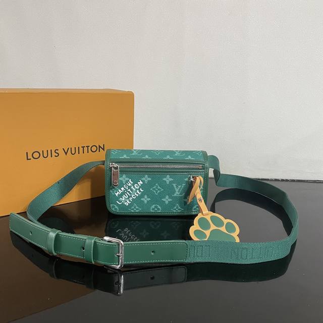 顶级原单M12637 本款 Bosphore 迷你手袋采用 Monogram Heritage 帆布，以原版 Damier 印花的纵横纹理和 Marque L.