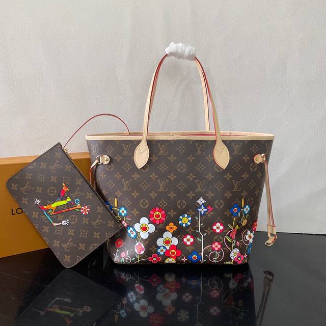 顶级原单M13271 本款 Neverfull 中号手袋出自路易威登 X 村上隆再版系列，选用 Monogram 帆布塑造宽敞构型，再以灵动 Monogram
