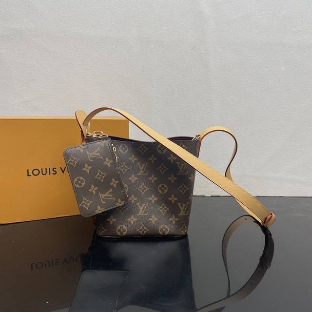 顶级原单 M12925 本款本款 All In Bb 手袋为 Monogram 帆布搭配亮泽金属件，以标志性挂锁和名牌彰显经典格调。可调节肩带延续品牌制箱传承，