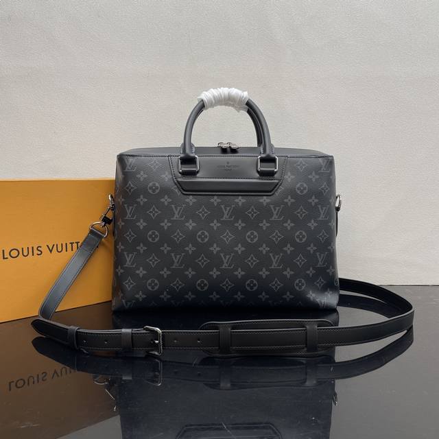 顶级原单 M44222 此款Odyssey公文包由质感硬朗的Monogram Eclipse帆布裁制而成，极富都市时尚特色，是一款理想的休闲商务包袋。简洁大气的