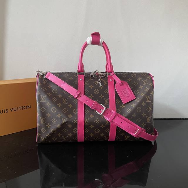 顶级原单M13807 M13808 本款 Keepall BandoulièRe 45 旅行袋为 Monogram Macassar 涂层帆布勾勒皮革饰边，华美