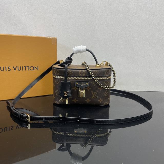 顶级原单M47125 Vanity Chain Pouch 手袋向经典化妆箱汲取灵感，以 Monogram 帆布诠释旅行精神。顶部手柄和可拆卸编织链条融入皮革元