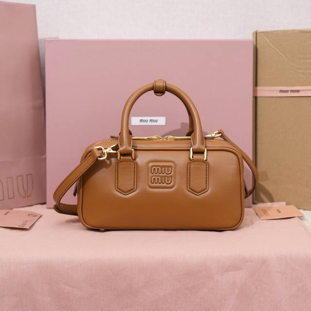 保龄球第三代原厂皮：5Bb142，Miu家新款保龄球包包，官网主推，今年绝对爆款式，顶级进口小牛皮，Miu家独具风格Matelasse图案，包身精致立体有型，正
