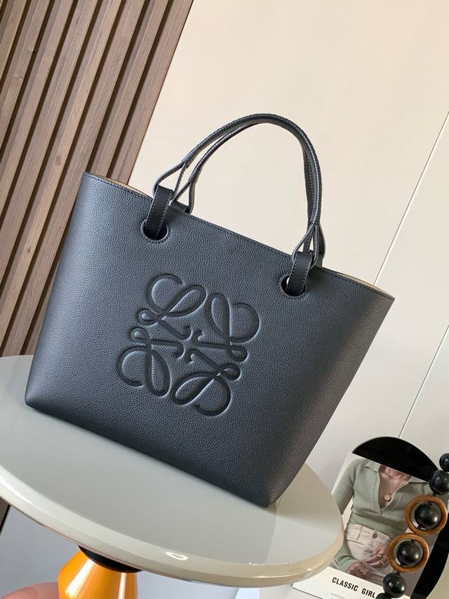 中号牛皮革 Anagram Tote 手袋亚麻布拼接托特色没啥花里胡哨的设计 简单实用型长短肩带的设计还挺好看的尺寸还比较合适 不算特别大容易轻松满足日常需求，