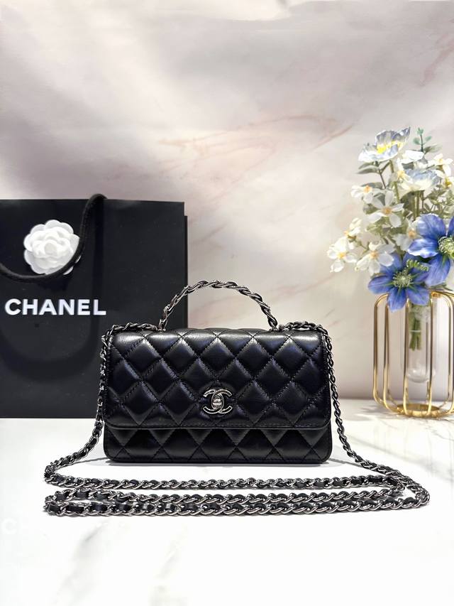 Chanel 23K黑银牛皮手柄风琴包 牛皮手柄黑银 这款跟Woc有点区别 包盖比Woc稍矮一点儿 侧面是风琴 皮质是带点纹理的牛皮，质感高级耐磨 A P356