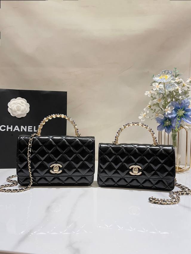 Chanel 24P珍珠手柄Woc 喜欢小包又纠结容量的宝宝看过来 Woc可以轻松容纳大手机、内置六个卡位+2个小插袋 珍珠手柄精致又淑女！真的超喜欢香奶奶这奢