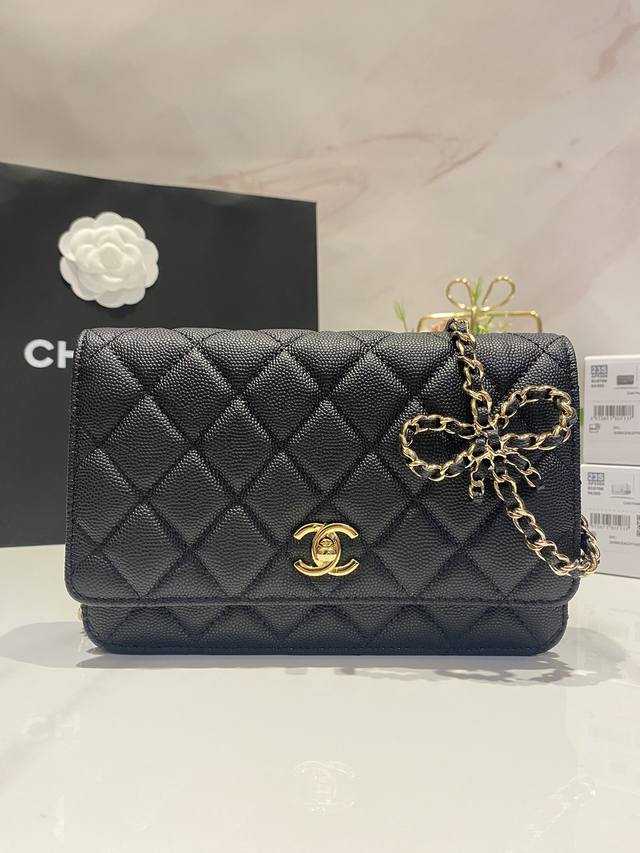 高端版本Chane1 23S早春最新款蝴蝶结Woc太精致了 喜抱回家~真的太爱Woc款 香奈儿新款23Ss荔枝皮皮穿蝴蝶结 好特别 蝴蝶结那设计一眼就爱上 经典