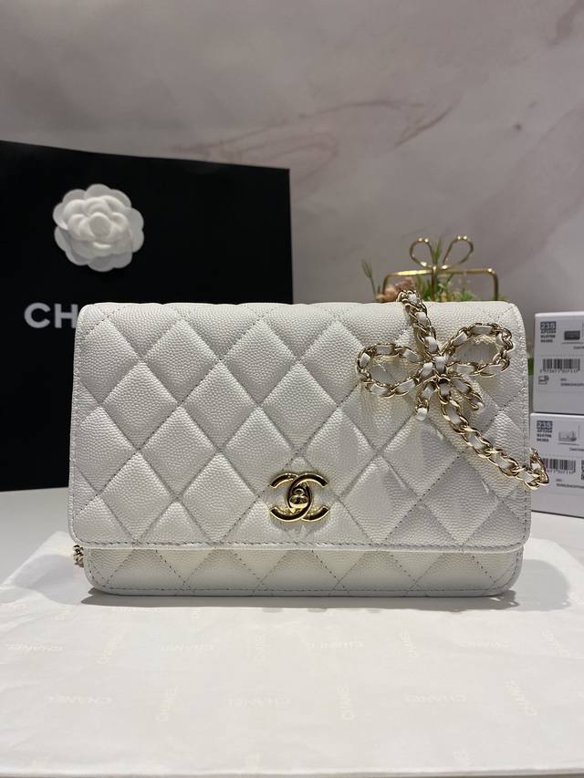 高端版本Chane1 23S早春最新款蝴蝶结Woc太精致了 喜抱回家~真的太爱Woc款 香奈儿新款23Ss荔枝皮皮穿蝴蝶结 好特别 蝴蝶结那设计一眼就爱上 经典