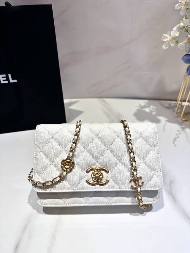 23K秋冬限定款荔枝牛皮山茶花Woc 茶花太美啦牛皮+黑金+山茶花简直梦中情香 实物很精致,黑金牛皮耐糙,山茶花元素非常经典,大双Clogo 扣子和链条五金都是 23K秋冬限定款荔枝牛皮山茶花Woc 茶花太美啦牛皮+黑金+山茶花简直梦中情香 实物很精致,黑金牛皮耐糙,山茶花元素非常经典,大双Clogo 扣子和链条五金都是