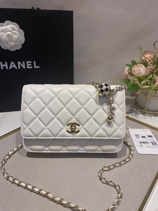 升级版小足球链条小包 Wallet On Chain肯定也少不了啦 这包型超实用 但它有一个Bug～就是太长了，因为它是按照欧美的身材设计的，对于亚洲人会稍微偏