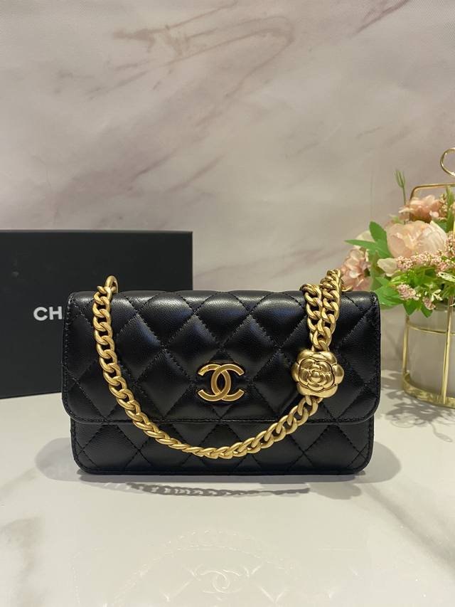 Chane1 羊皮山茶花金属球手机包 黑色 容量：粉饼 手机 车钥匙 口红 日常完全够用 最爱的当然还是好看实用可调节肩带长短的金属球设计啦！一球在手 多种背法