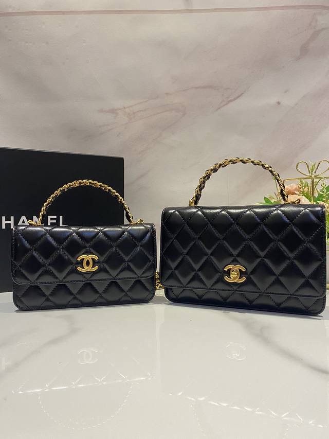 Ohanel 23P新款｜金属手柄手机包 进口油蜡牛皮 质感柔滑细腻 首先就是手感舒适 超好 颜值不必说 直接闭眼入不会错 很好打理 也是百搭型 实现了单背斜挎