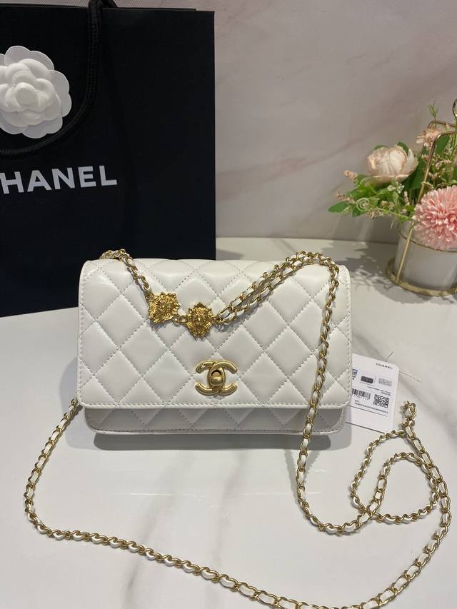 升级版Ohanel狮子头徽章Woc 措手不及的美 高级手工坊的款怎么能这么好看啊～不愧是小香家 一年最重要的季度经典Woc包包的链条上镶嵌着一对狮子头徽章～这种