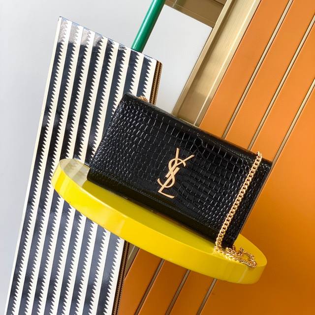 原厂皮 # #如果一个女孩儿想入手一款包，又经典又实用好搭，最好还有几分酷劲儿，比较有年轻感，那她绝对要选择Y家经典的Logo包包！像这只Monogram Ka