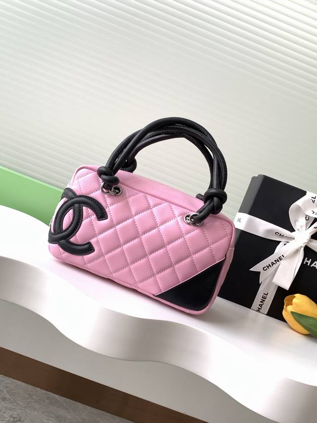 中古康鹏枕头包经典中的天花板，专柜早已绝版目前中古店也是稀缺！实物确实耐看精致，非常好搭配！容量也超级大，推荐[笑脸][笑脸]皮料：欧洲原厂正品Bodin Jo