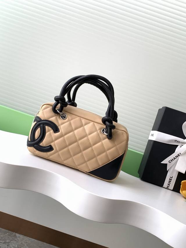 中古康鹏枕头包经典中的天花板，专柜早已绝版目前中古店也是稀缺！实物确实耐看精致，非常好搭配！容量也超级大，推荐[笑脸][笑脸]皮料：欧洲原厂正品Bodin Jo