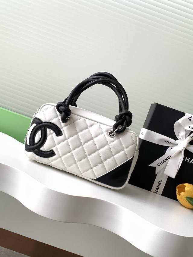 中古康鹏枕头包经典中的天花板，专柜早已绝版目前中古店也是稀缺！实物确实耐看精致，非常好搭配！容量也超级大，推荐[笑脸][笑脸]皮料：欧洲原厂正品Bodin Jo