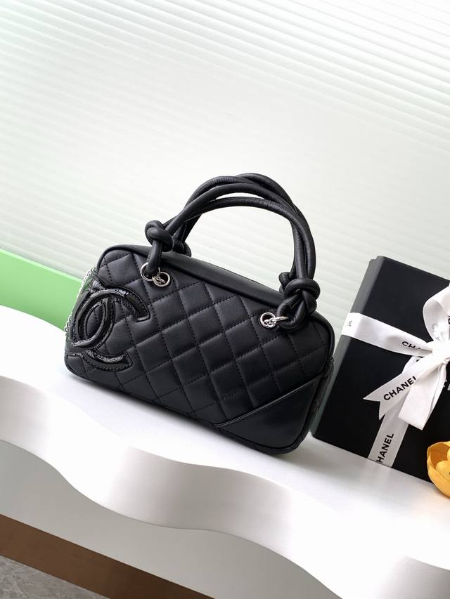 中古康鹏枕头包经典中的天花板，专柜早已绝版目前中古店也是稀缺！实物确实耐看精致，非常好搭配！容量也超级大，推荐[笑脸][笑脸]皮料：欧洲原厂正品Bodin Jo