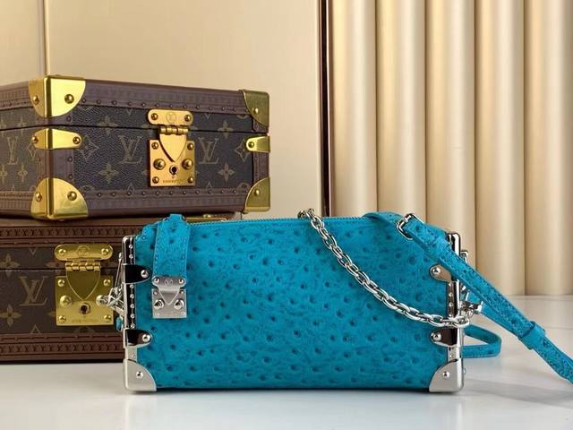 女神节福利 Slim Trunk 手袋 M25445深蓝 鸵鸟纹 本款 Slim Trunk 手袋向路易威登传统硬箱汲取灵感，为柔软牛皮 革融入铆钉边框和金属S