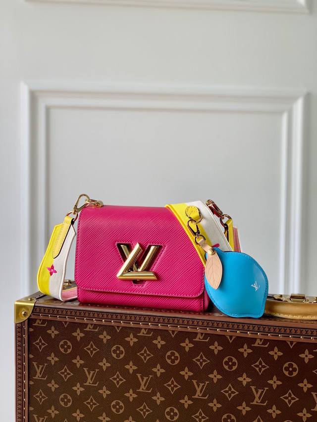 女神节福利 原单M20693玫红 本款 Twist 小号手袋迸发动感活力。灵动柠檬形状挂饰可从顶部开启，化身风琴零钱包。刺绣织物肩带拥有两式色彩。尺寸：19.0