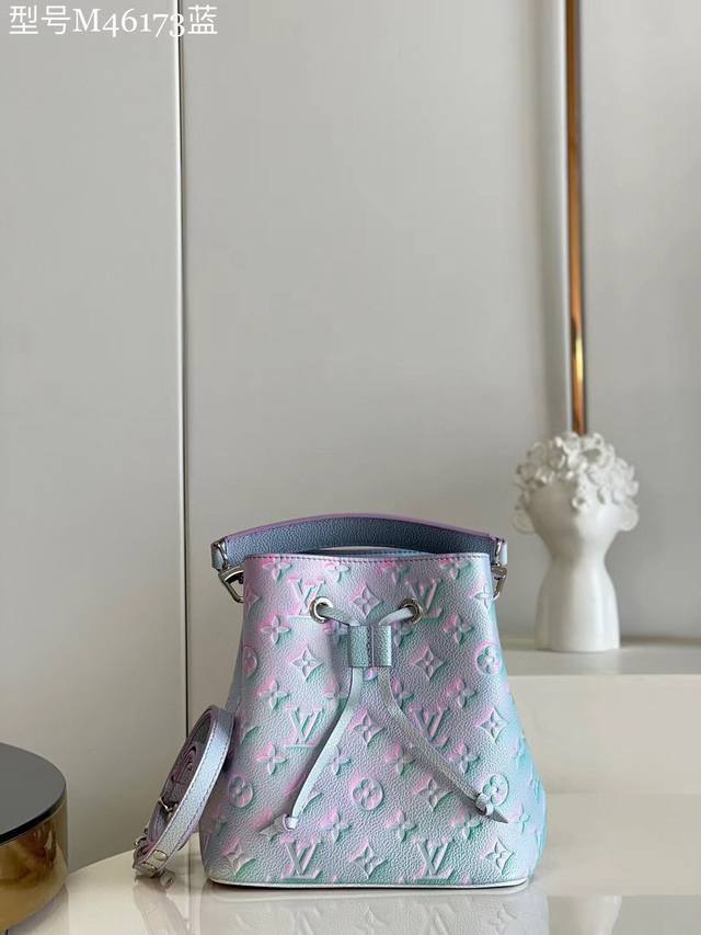 女神节福利 实拍M46173蓝 本款 Neonoé Bb 水桶包取材 Monogram Empreinte 皮革，以三步喷绘技术呈现莹泽虹彩，讲述 Summer