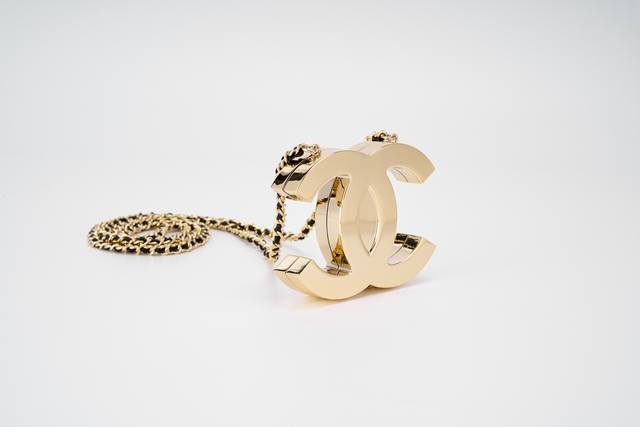 回货Ohanel 25C早春度假系列金色双C Logo小废包 大货实拍图 进口全铜材质,白呖色和金色两个颜色,内里是镜子,小废包一枚~只能装下时髦和小可爱凹造型 回货Ohanel 25C早春度假系列金色双C Logo小废包 大货实拍图 进口全铜材质,白呖色和金色两个颜色,内里是镜子,小废包一枚~只能装下时髦和小可爱凹造型