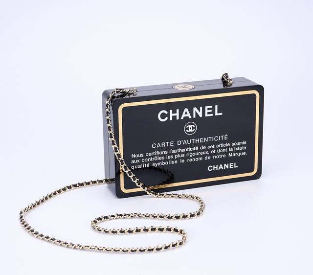 爆款回货Chanel 收藏家系列春夏款身份卡片造型晚宴包，独家重磅回货 Chanel超级限量版盒子包，以身份卡原型做出来的亚克力盒子，香家特色，容量十足，可放得