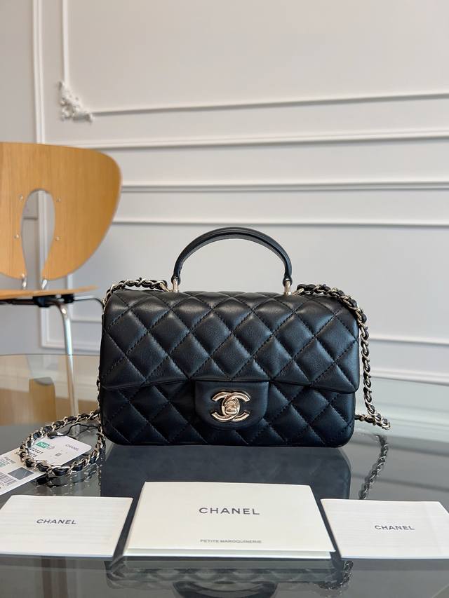 浅金Chanel 21K最新Mini Cf Handle 手提包 As2431 经典菱格口盖包 饰以精致经典链子搭配手提，细腻羊皮：润饰手袋，脱颖而出，演绎永恒
